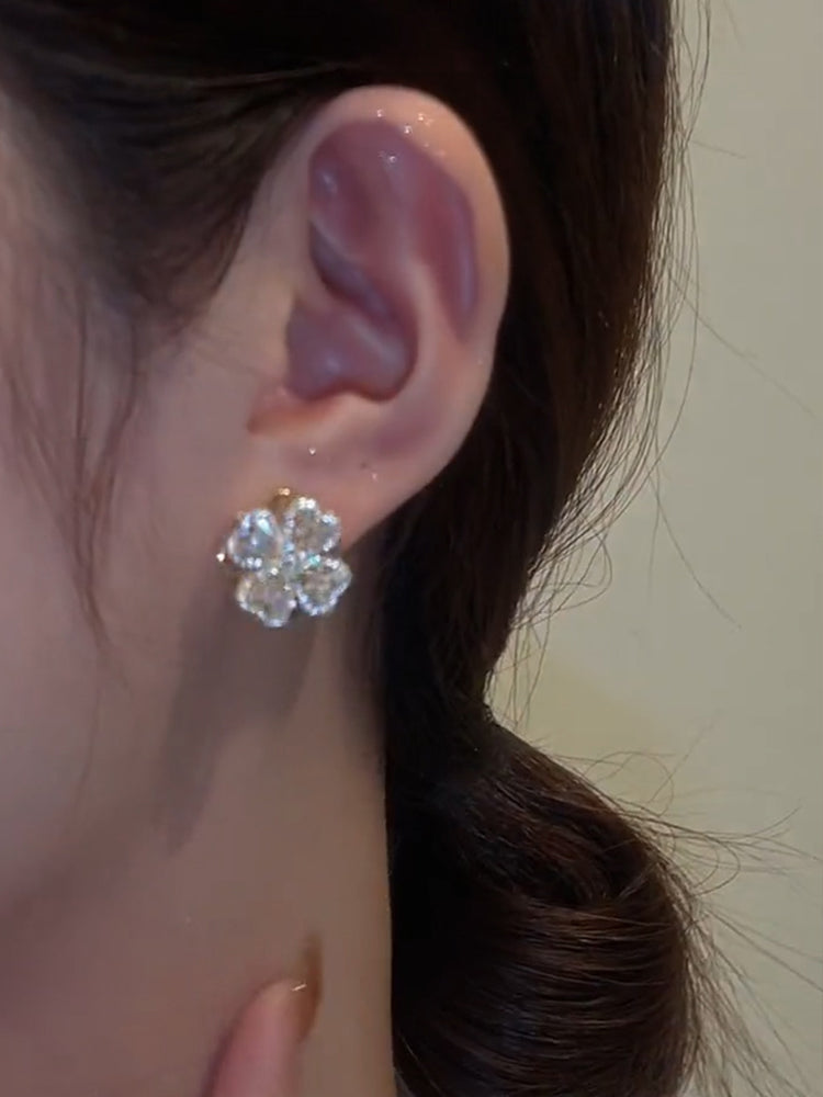 Anting semanggi empat daun betina yang dapat diputar