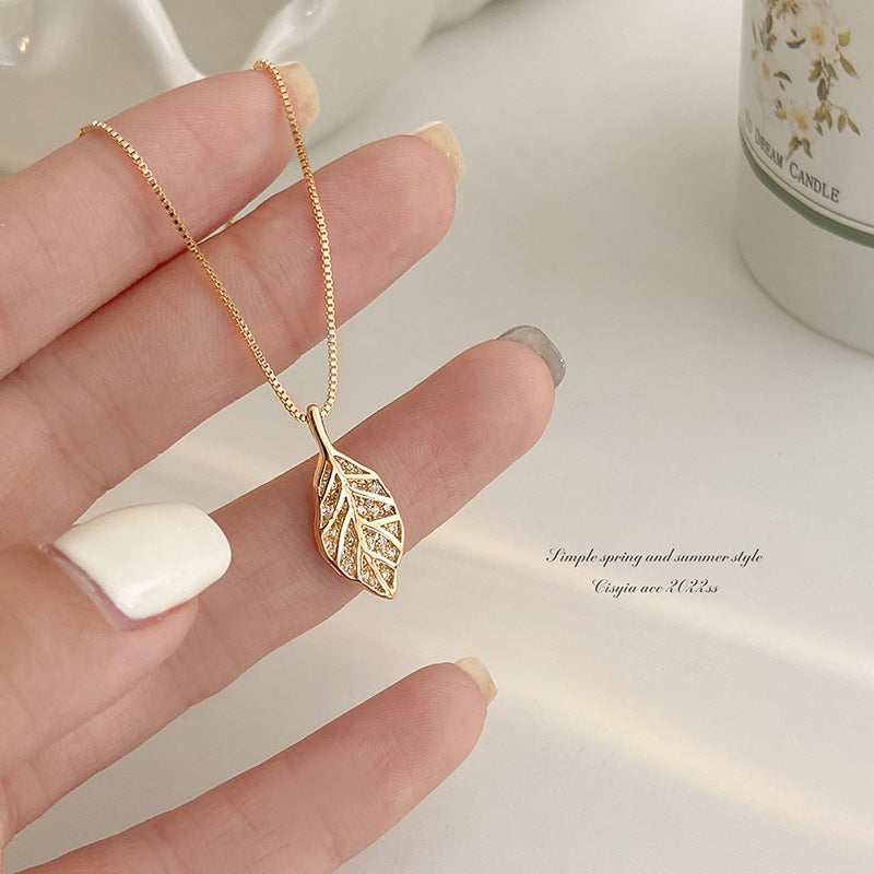 Three-dimensional leaf pendant necklace