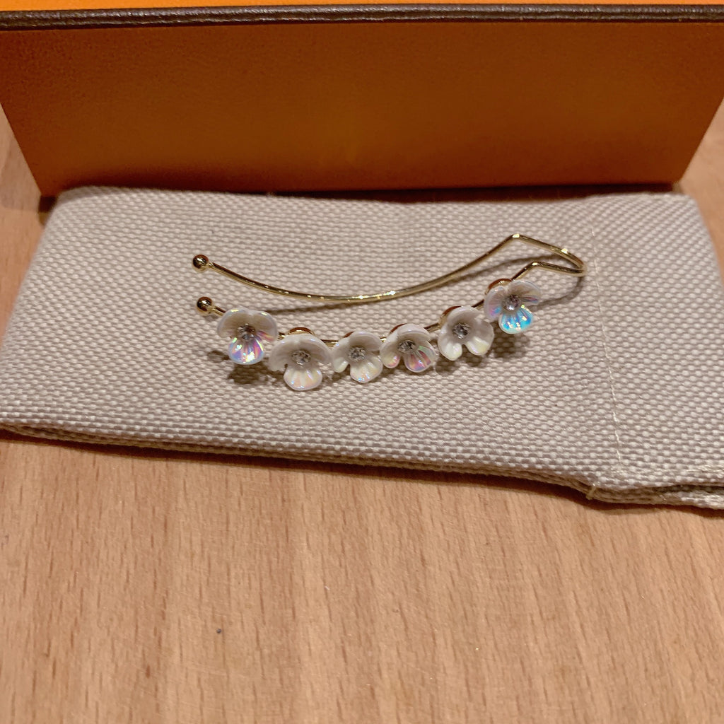 Huancai White Flower Ear Clip