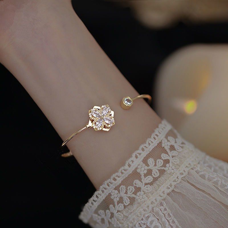 Rotating Flash Drill Clover Bracelet