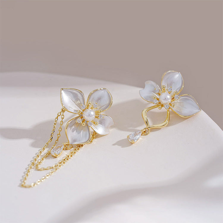 گوشواره کریستالی گل سفید نامتقارن گروه کوچک