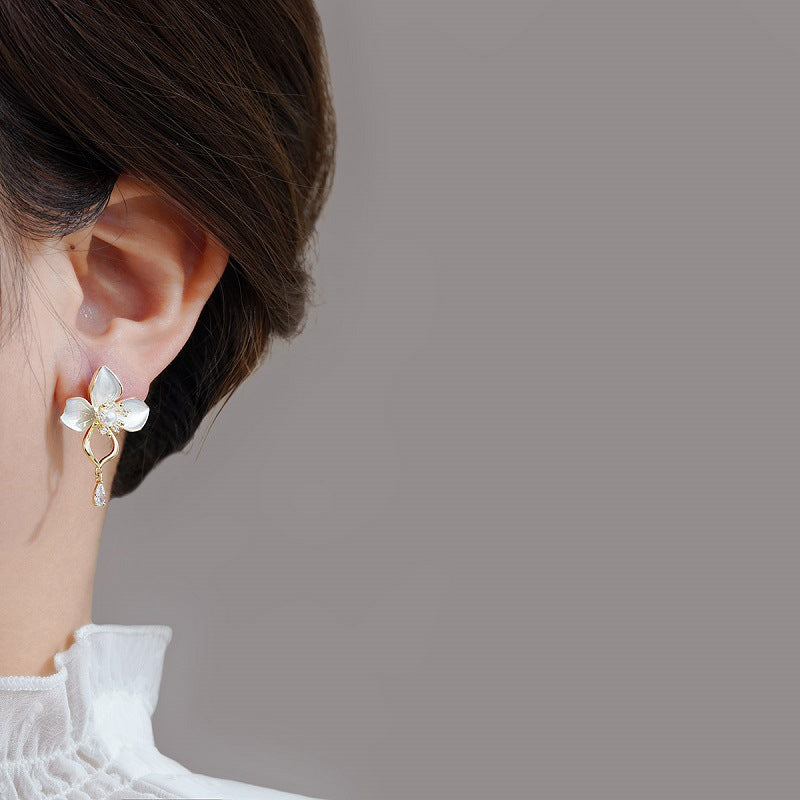 گوشواره کریستالی گل سفید نامتقارن گروه کوچک