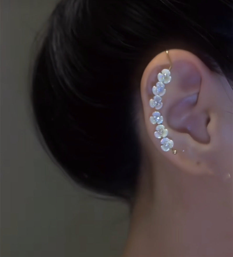 Huancai White Flower Ear Clip