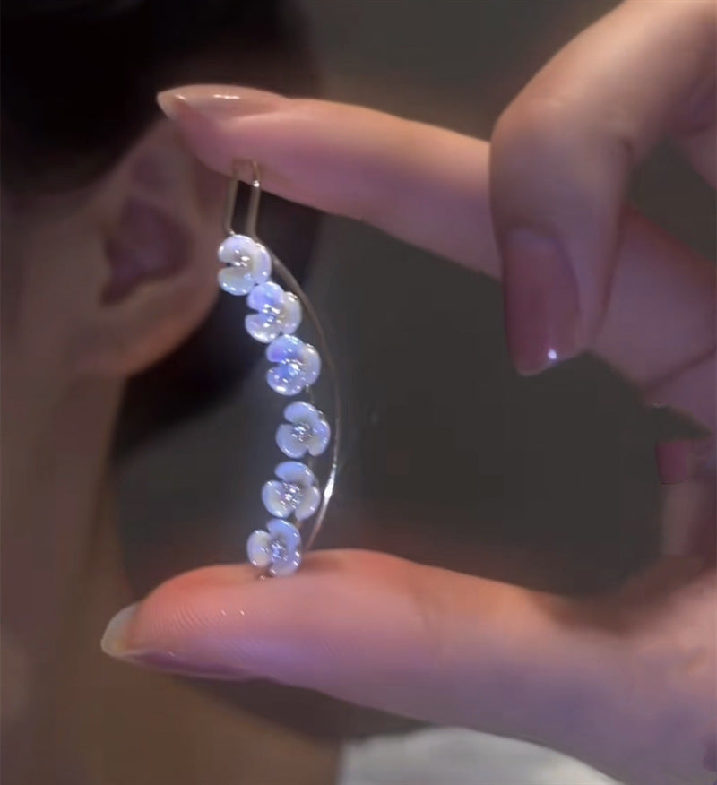 Huancai White Flower Ear Clip