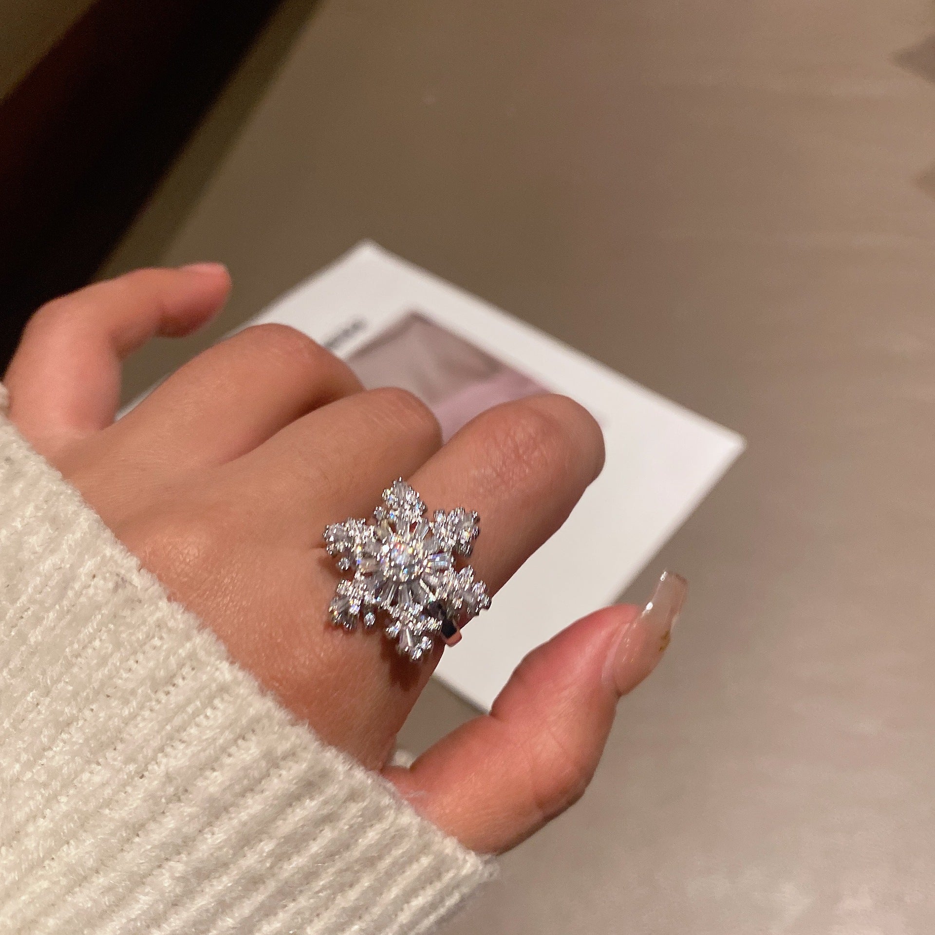 The rotating snowflake ring can rotate the ring.