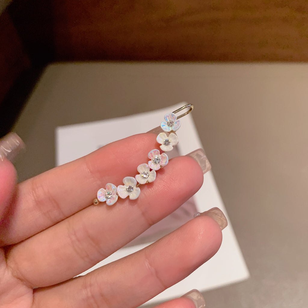 Huancai White Flower Ear Clip