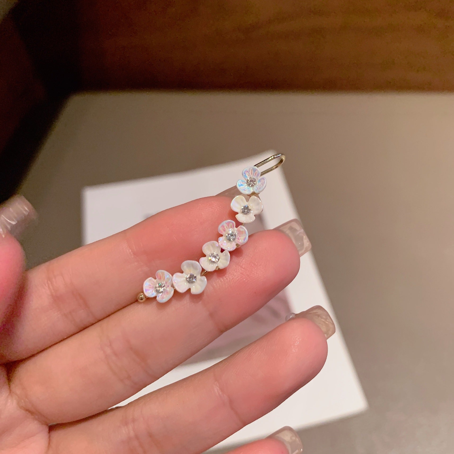 Huancai White Flower Ear Clip