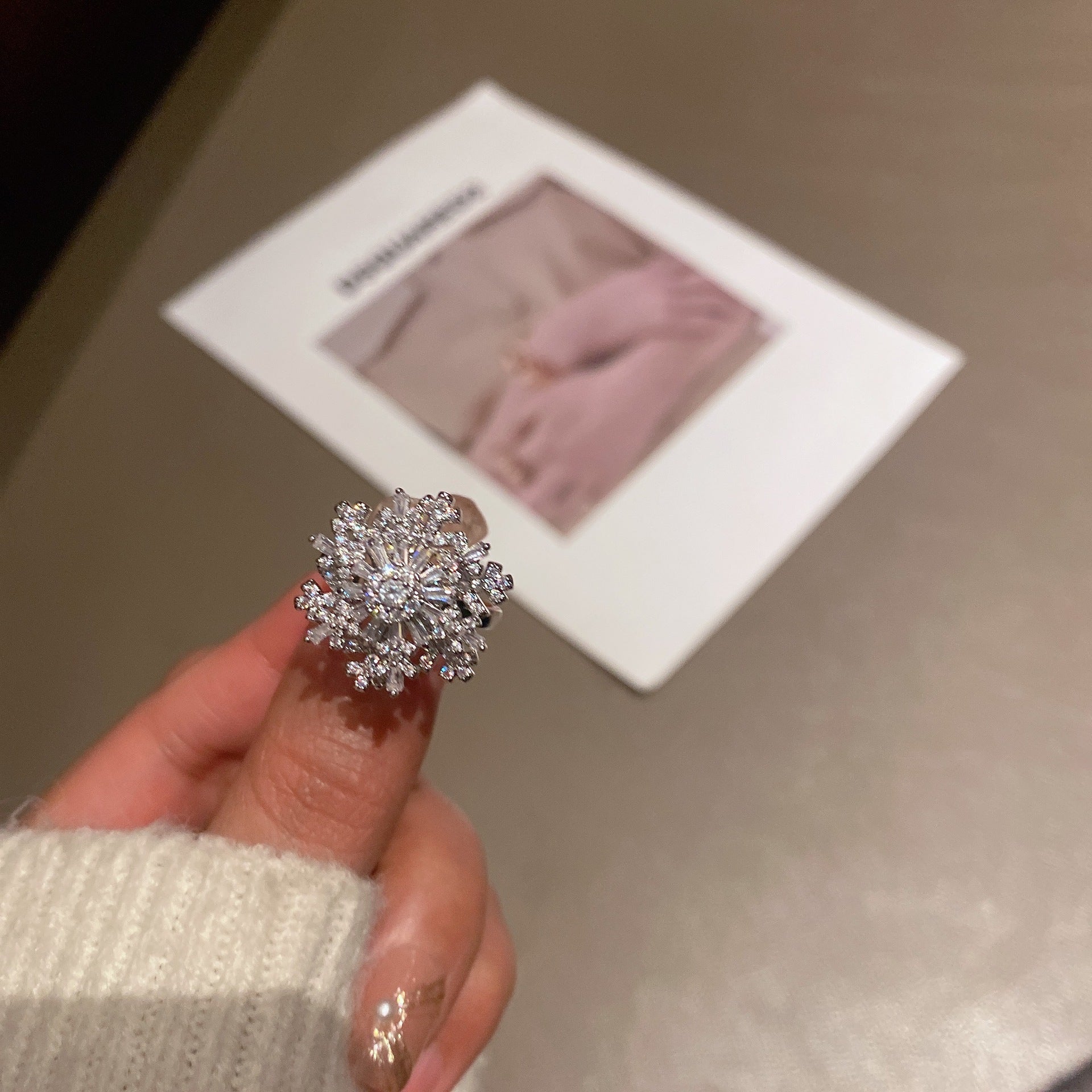 The rotating snowflake ring can rotate the ring.