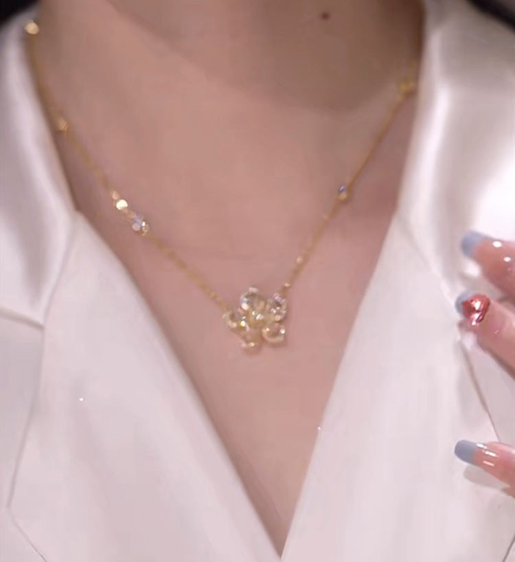 পীচ ব্লসম মাইক্রো-ইনলেইড জিরকন ফুল ক্ল্যাভিকল চেইন