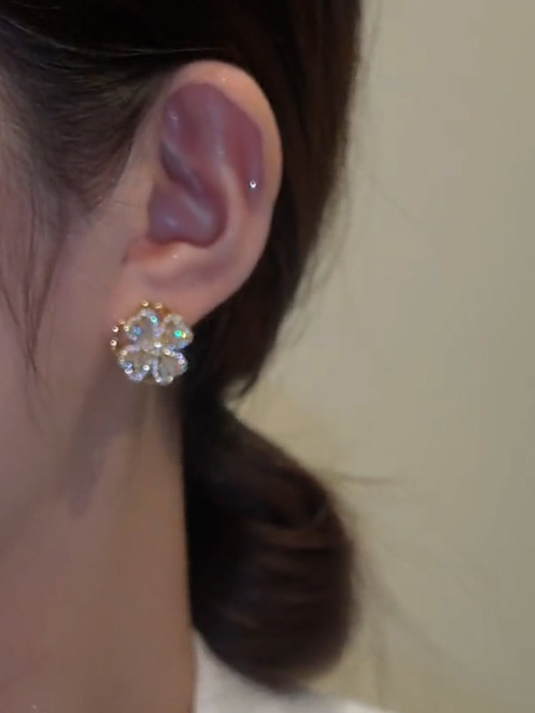 Anting semanggi empat daun betina yang dapat diputar