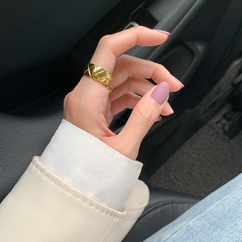 Âu Mỹ Retro Kẻ Sọc Kim Cương Vàng Thép Titan Nhẫn Nữ Thời Trang Cá Tính Nhẫn Cặp Đôi Ngón trỏ Khớp Nhẫn