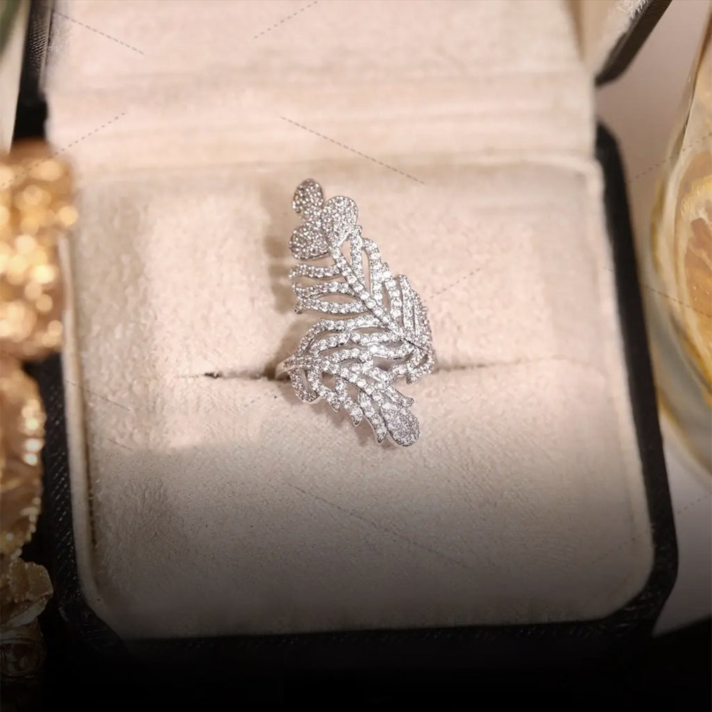 चमकदार मोठ्या पंखांचा स्वभाव किंचित जडलेला झिरकॉन रिंग