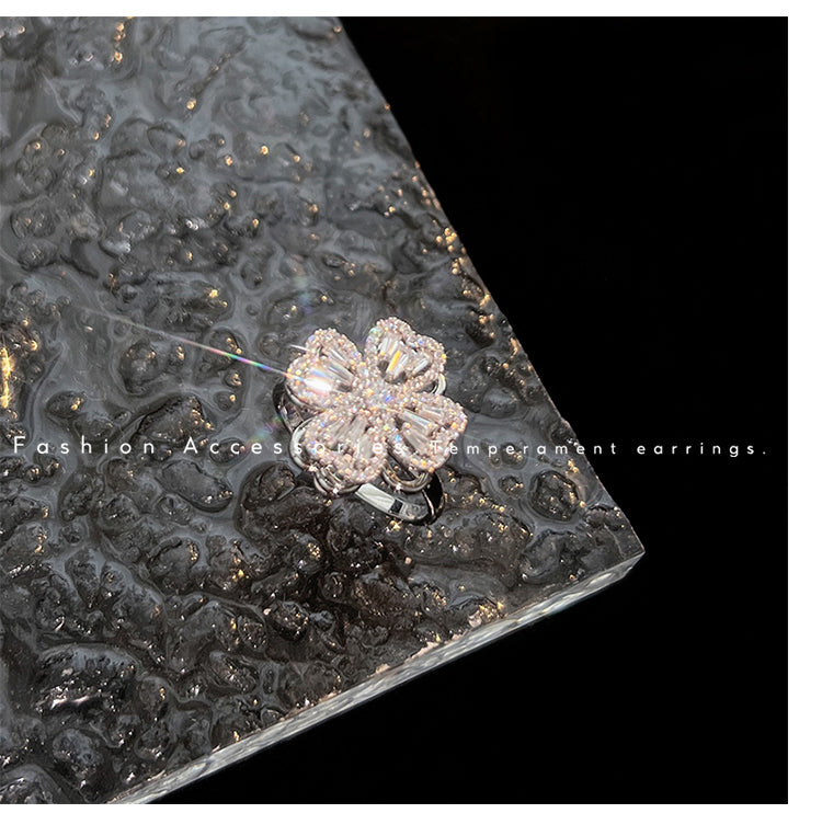 Nhẫn xoay cỏ bốn lá cho nữ