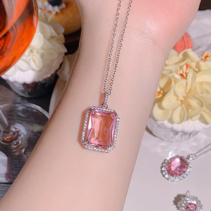 گردنبند آویز صورتی بیضی شکل زیرکون