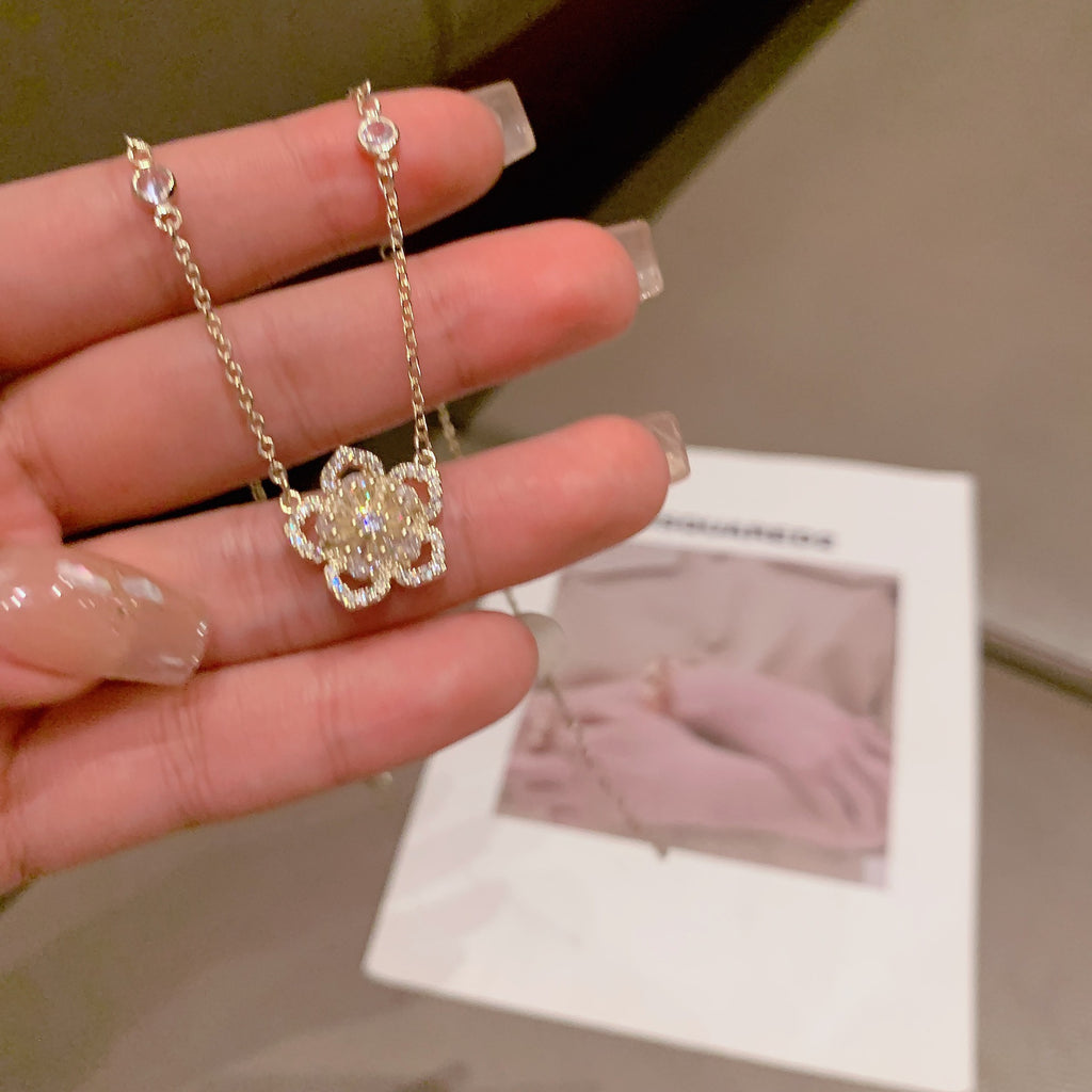 পীচ ব্লসম মাইক্রো-ইনলেইড জিরকন ফুল ক্ল্যাভিকল চেইন