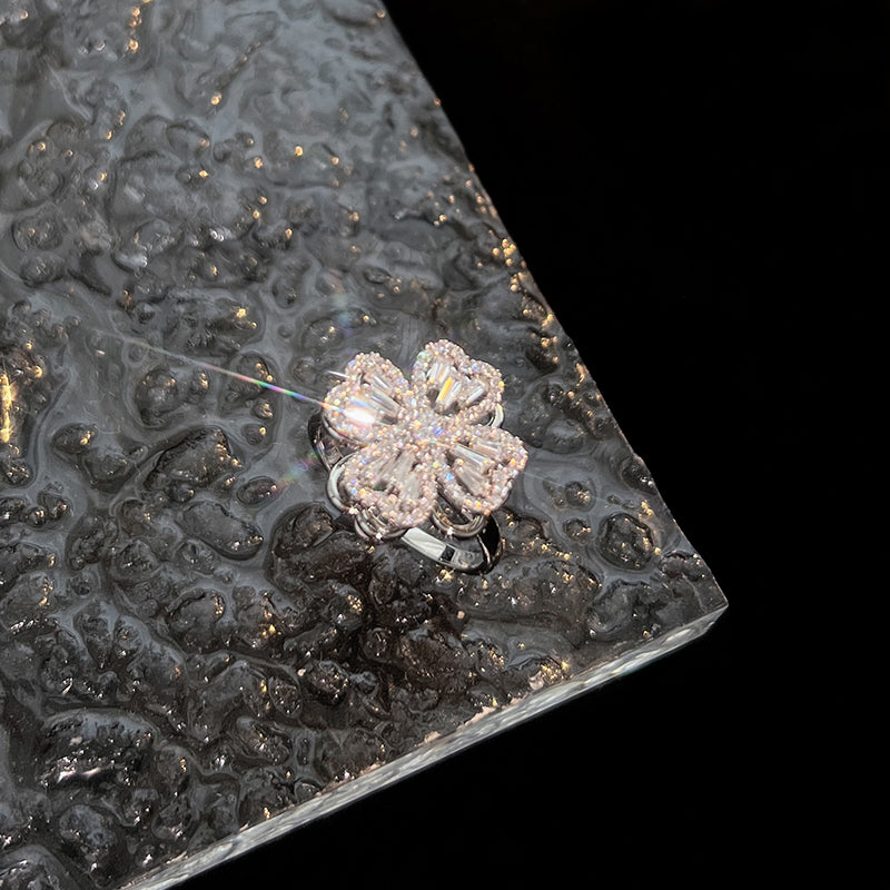 Four-leaf clover rotating ring female