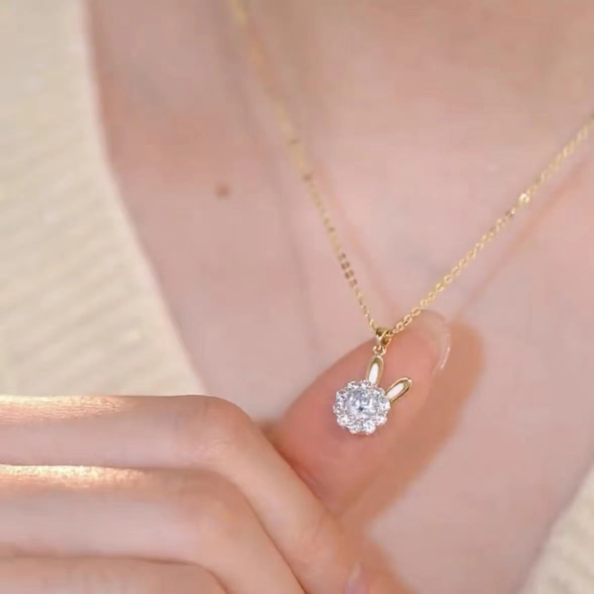 Wanita kalung kelinci berputar