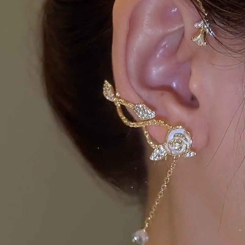 귀를 뚫지 않은 동백나무 덩굴.