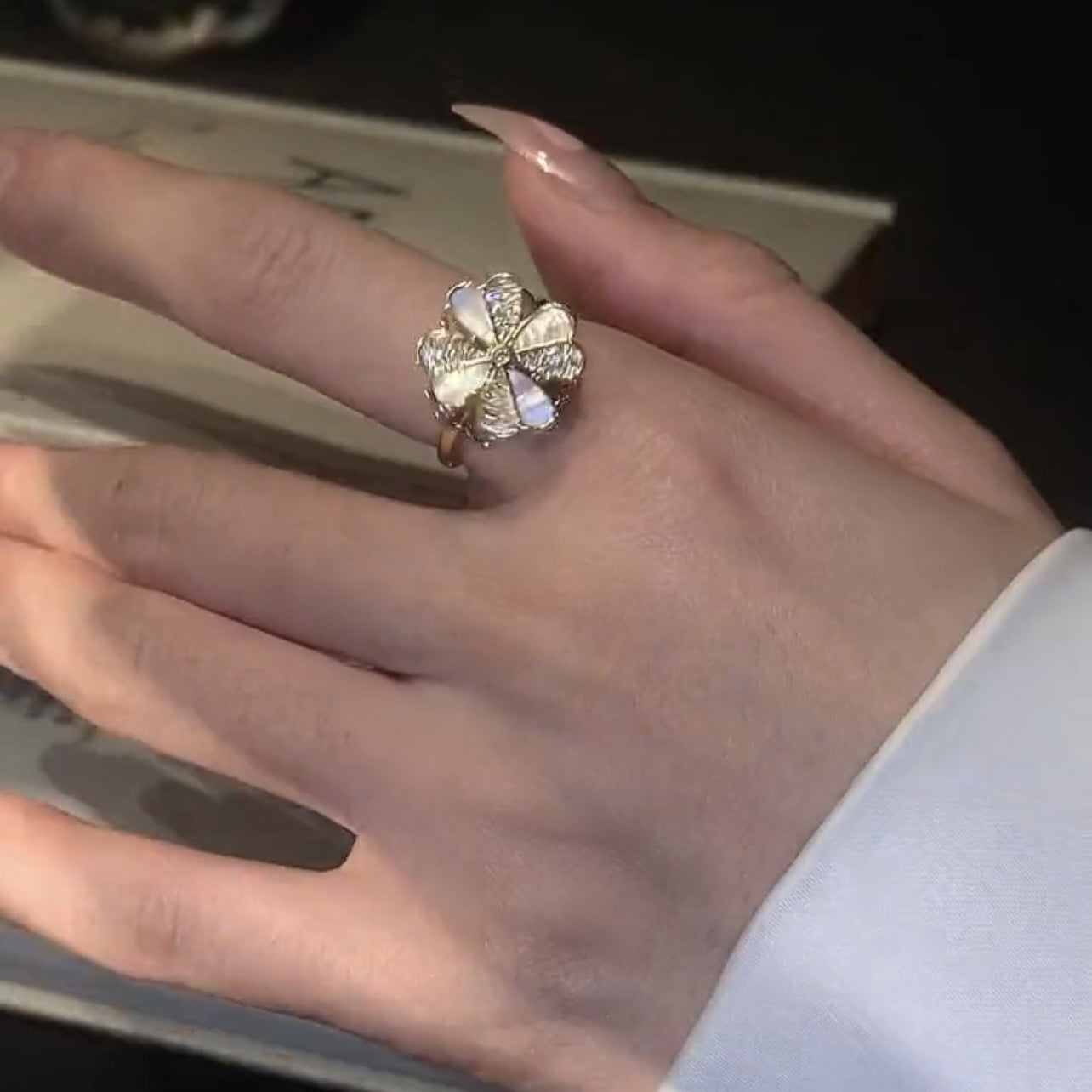 Rotatable four-leaf clover shell color matching ring