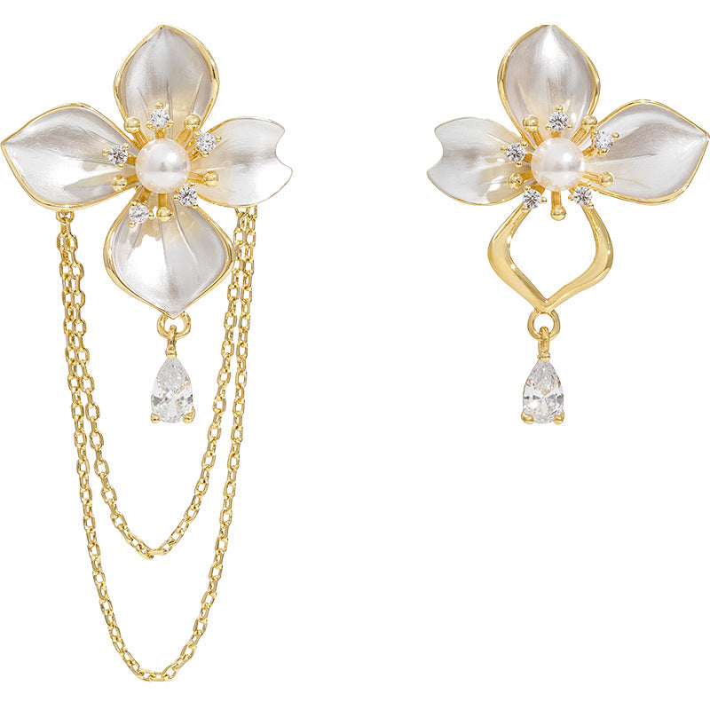 گوشواره کریستالی گل سفید نامتقارن گروه کوچک