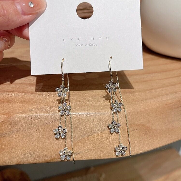 گوشواره گل زیرکون بلند حاشیه دار