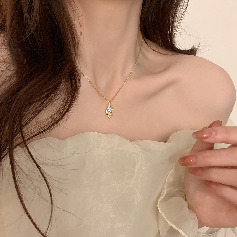 Three-dimensional leaf pendant necklace