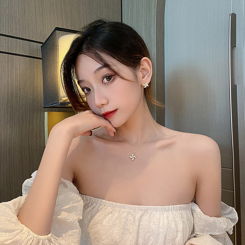 Kalung kincir angin yang dapat diputar untuk wanita musim panas mewah ceruk rantai klavikula 2021 perasaan desain baru aksesoris kalung merah bersih