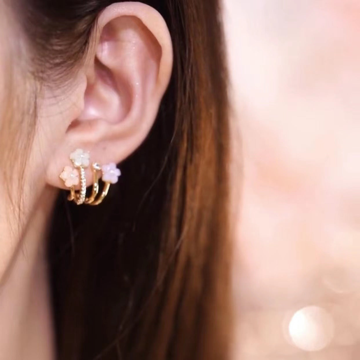 مد گوشواره های گلدار رنگی زنانه