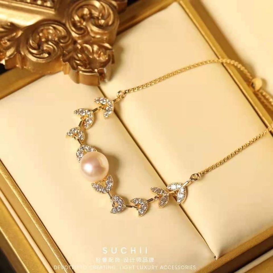 Fishtail fashion bracelet