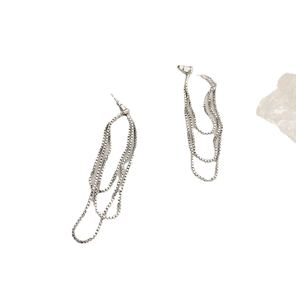 Простые серьги-гвоздики с длинными кисточками для похудения лица