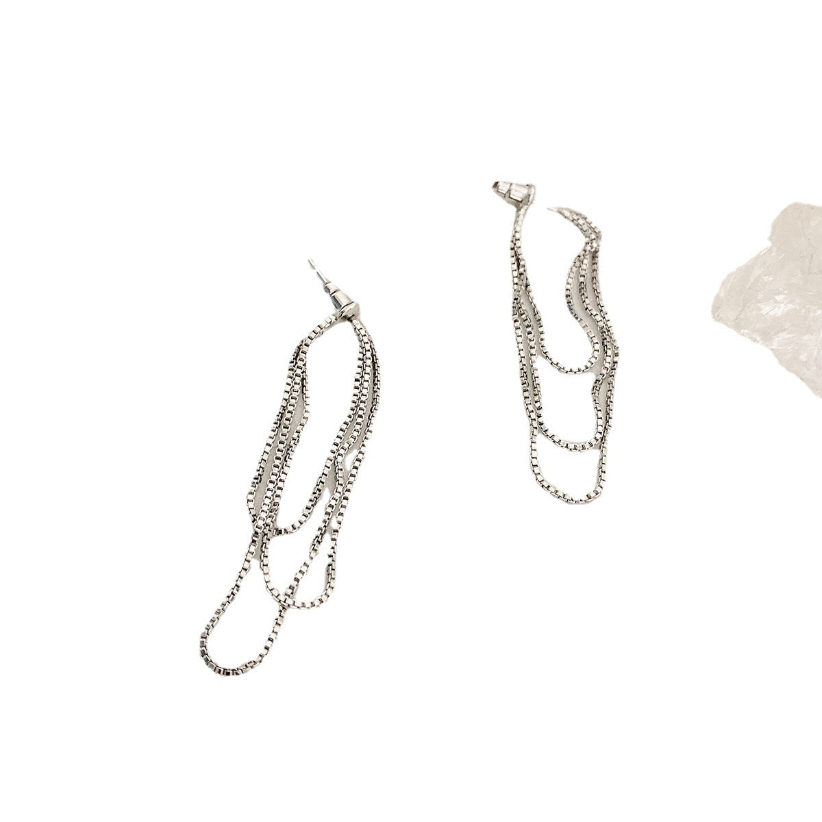 Простые серьги-гвоздики с длинными кисточками для похудения лица