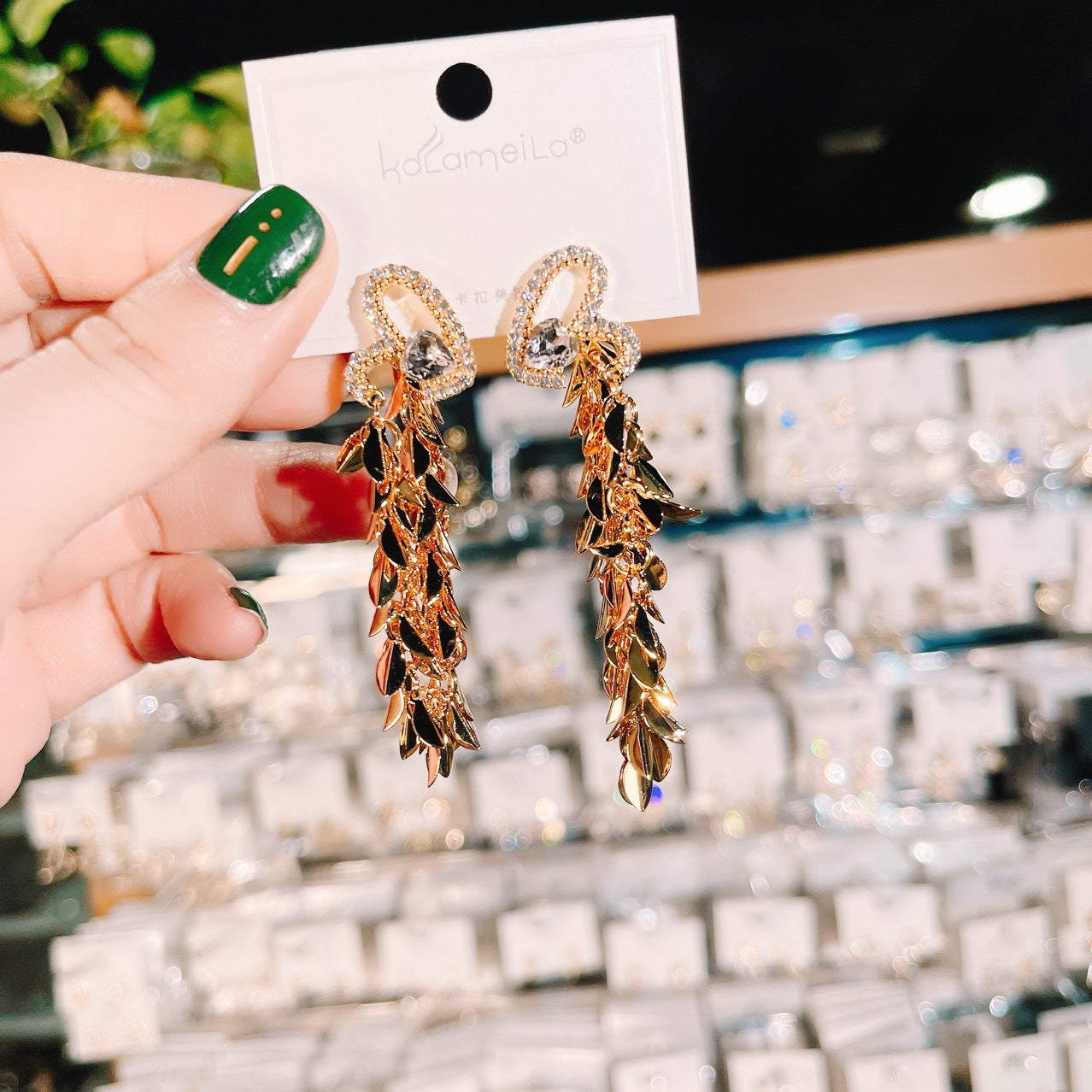 گوشواره منگوله گندمی پشتی منبت کاری شده به شکل قلب