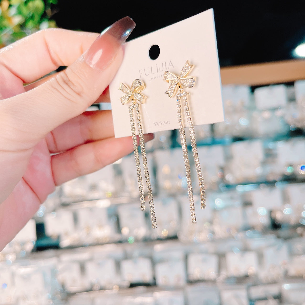 گوشواره منگوله ای کریستال پاپیونی منبت کاری شده زیرکون