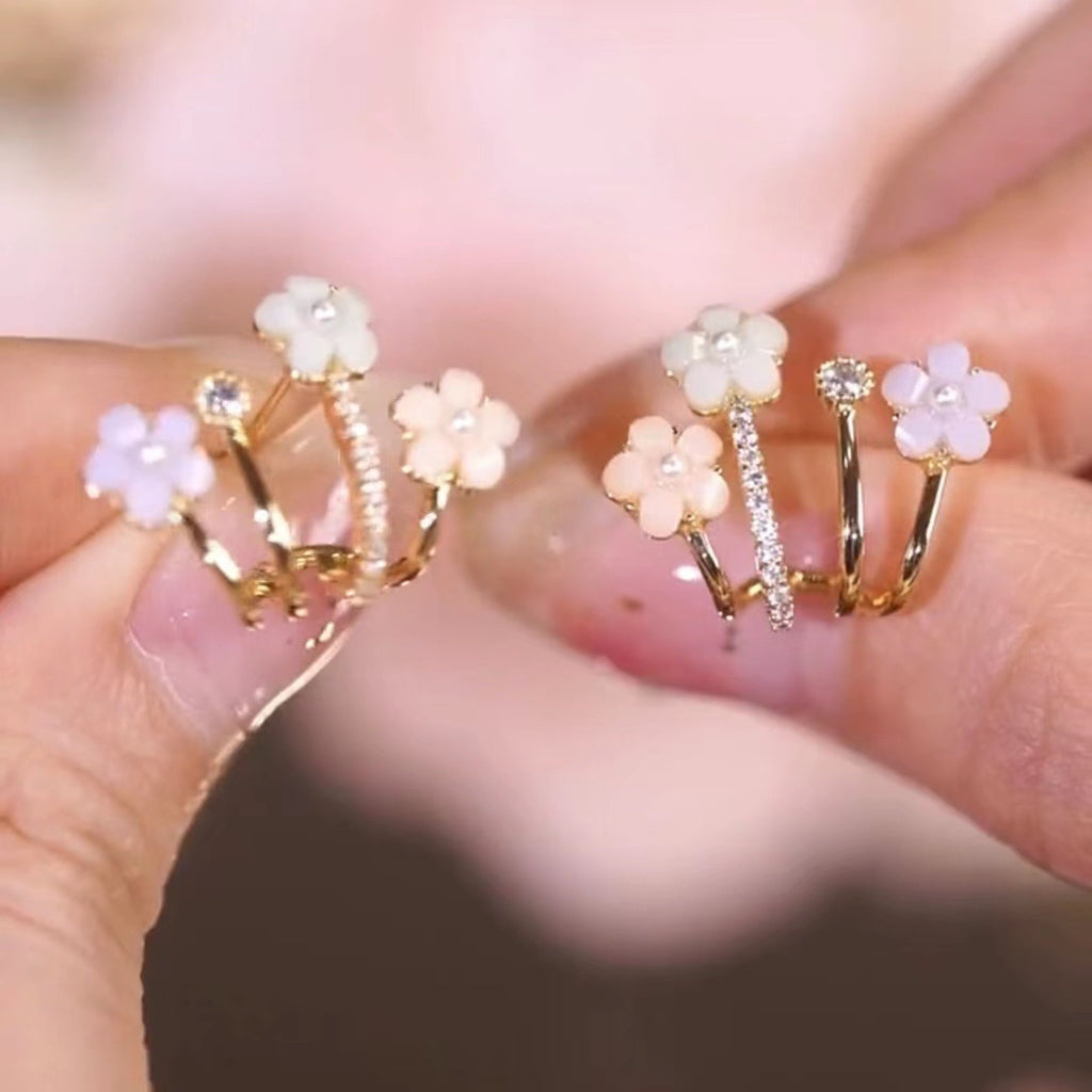 مد گوشواره های گلدار رنگی زنانه