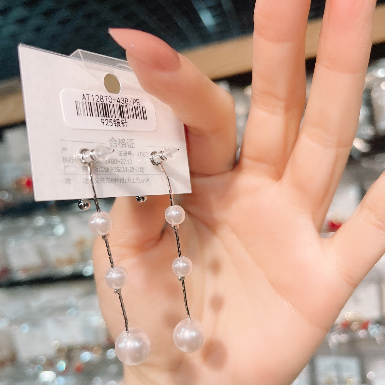 Модные популярные серьги-гвоздики с бриллиантами и бахромой сзади