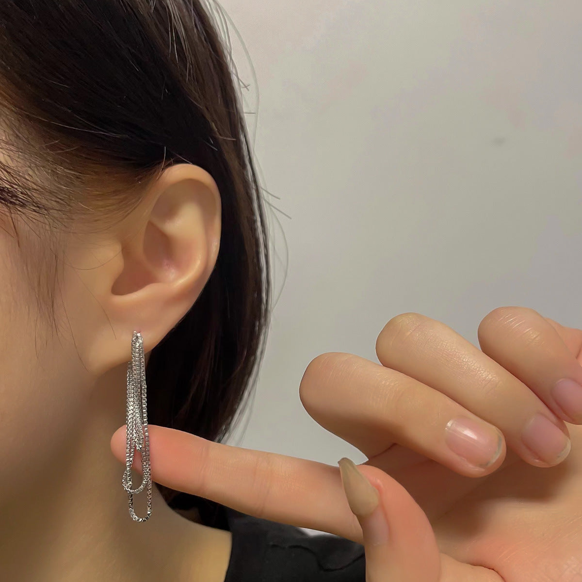 Простые серьги-гвоздики с длинными кисточками для похудения лица