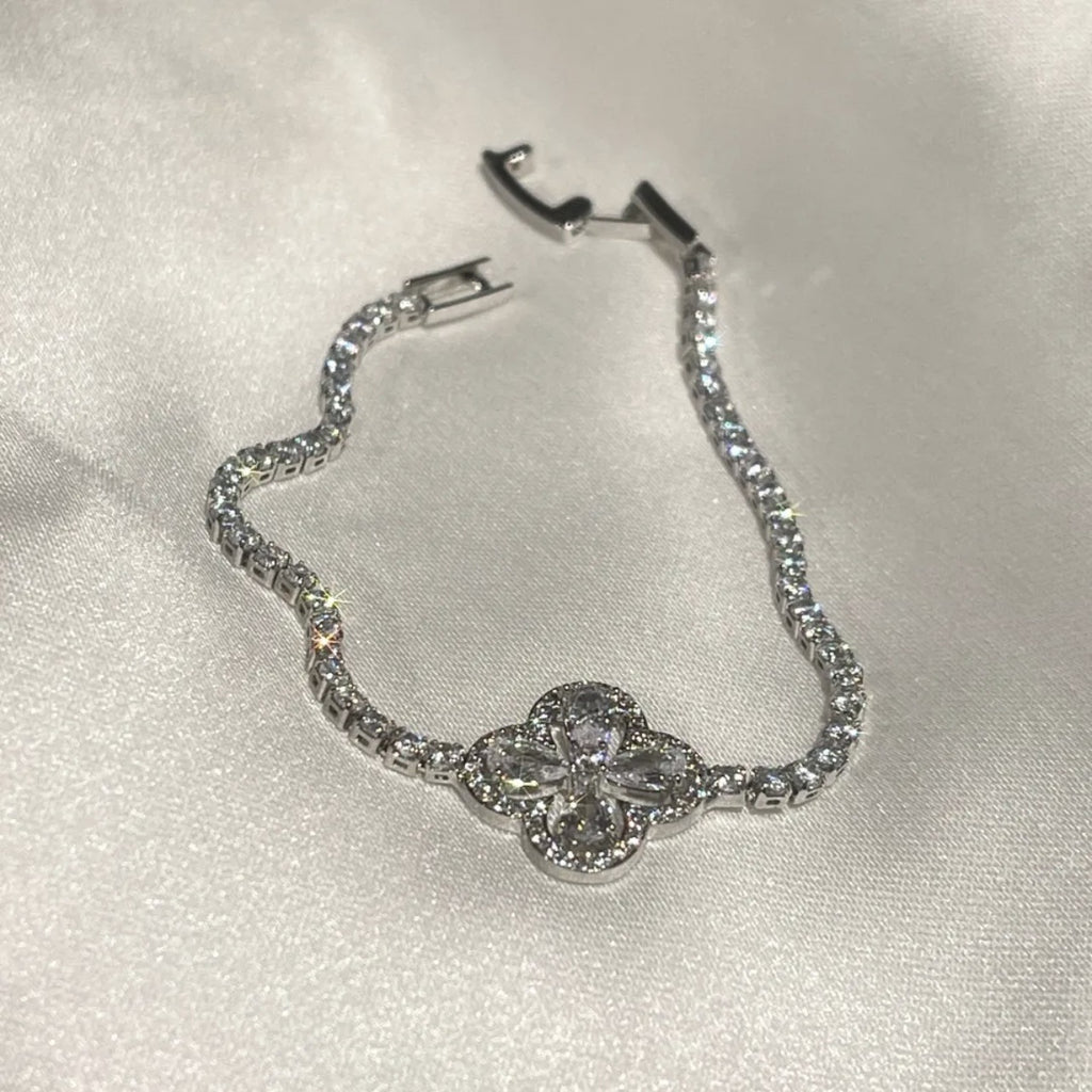 Mikro Bertatahkan Zirkon Kristal Empat Daun Semanggi Gelang Dapat Disesuaikan