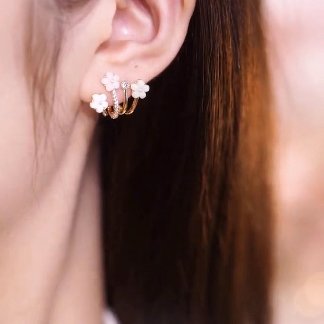 مد گوشواره های گلدار رنگی زنانه