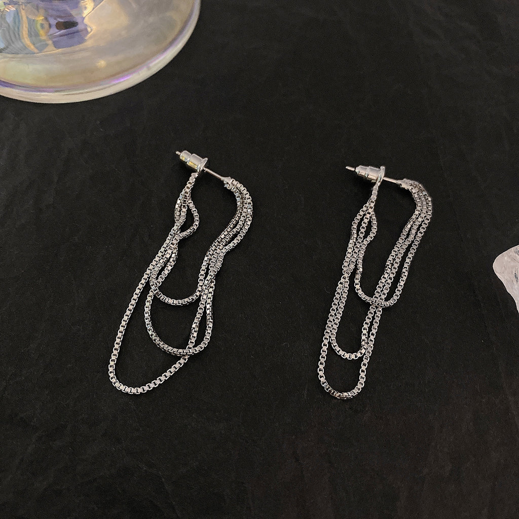 Простые серьги-гвоздики с длинными кисточками для похудения лица