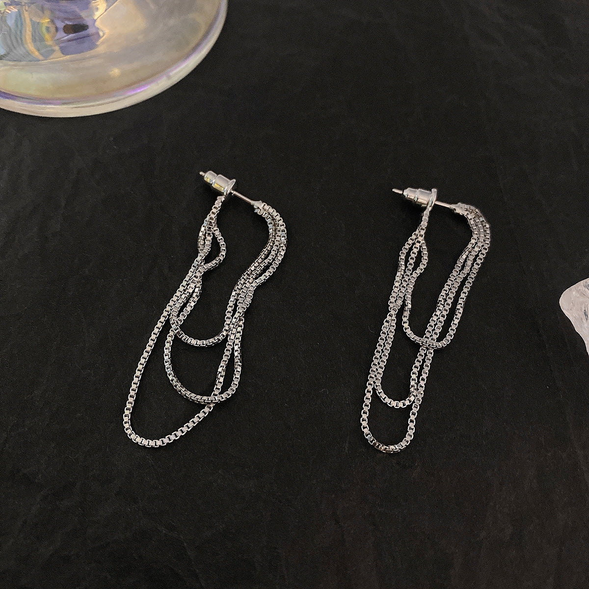 Простые серьги-гвоздики с длинными кисточками для похудения лица