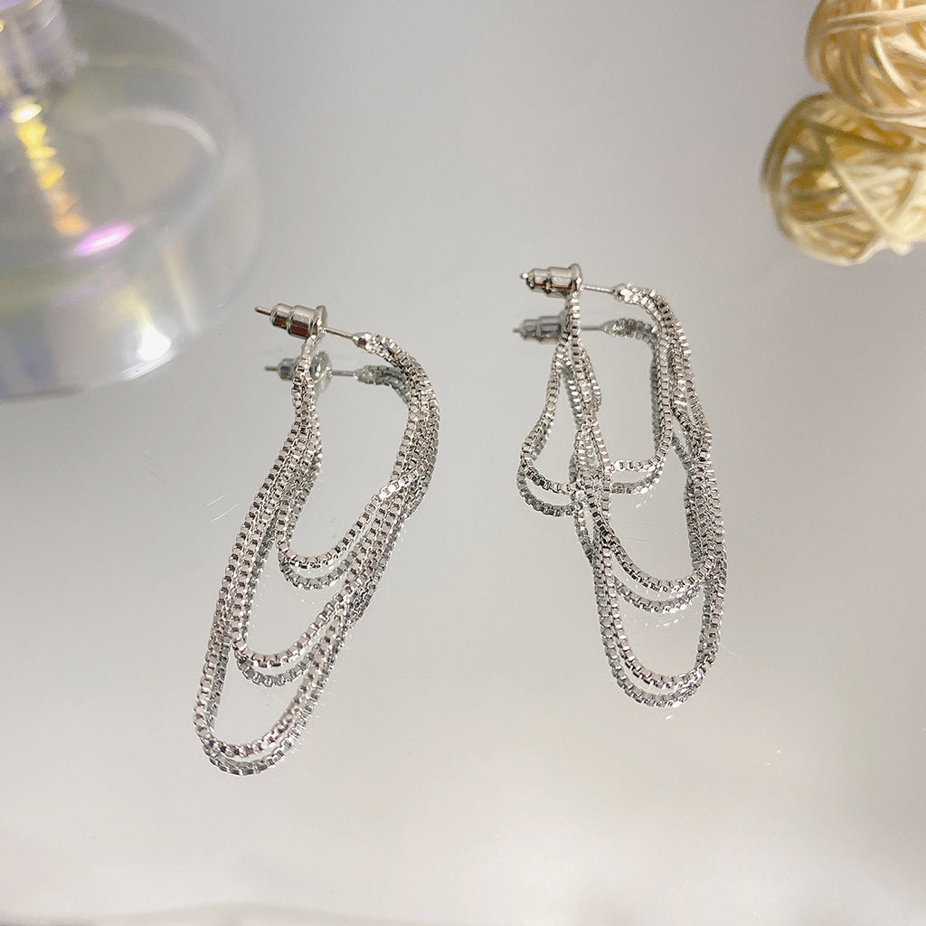 Простые серьги-гвоздики с длинными кисточками для похудения лица