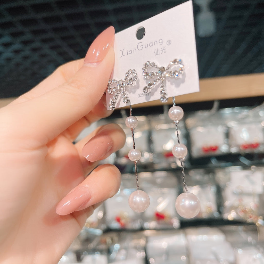 Модные популярные серьги-гвоздики с бриллиантами и бахромой сзади