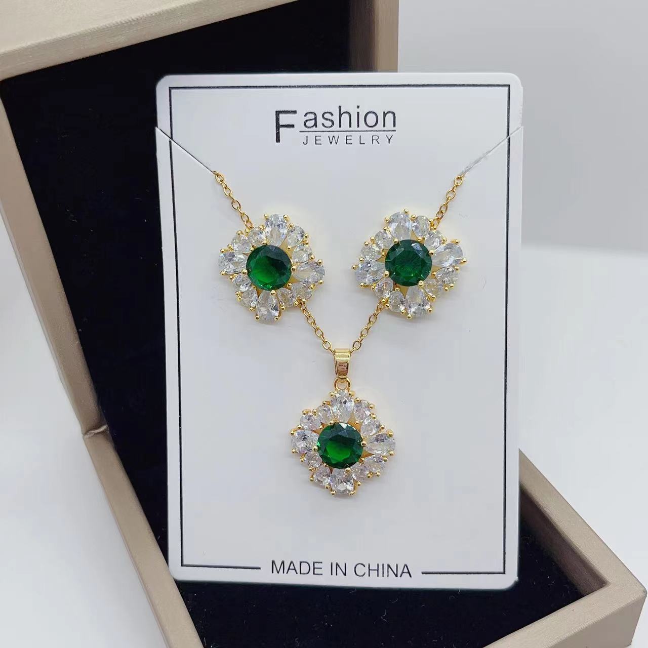 ست دو تکه گردنبند پیشرفته زیرکون گوشواره های براق مربعی قطره سبز آب بزرگ مادربزرگ