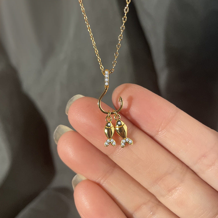 S925 سٹرلنگ سلور ٹو ڈائمنڈ پیارا چھوٹا گولڈ فش پینڈنٹ ہار