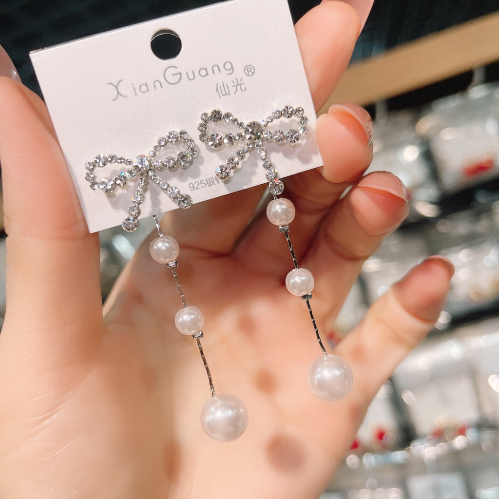 Модные популярные серьги-гвоздики с бриллиантами и бахромой сзади