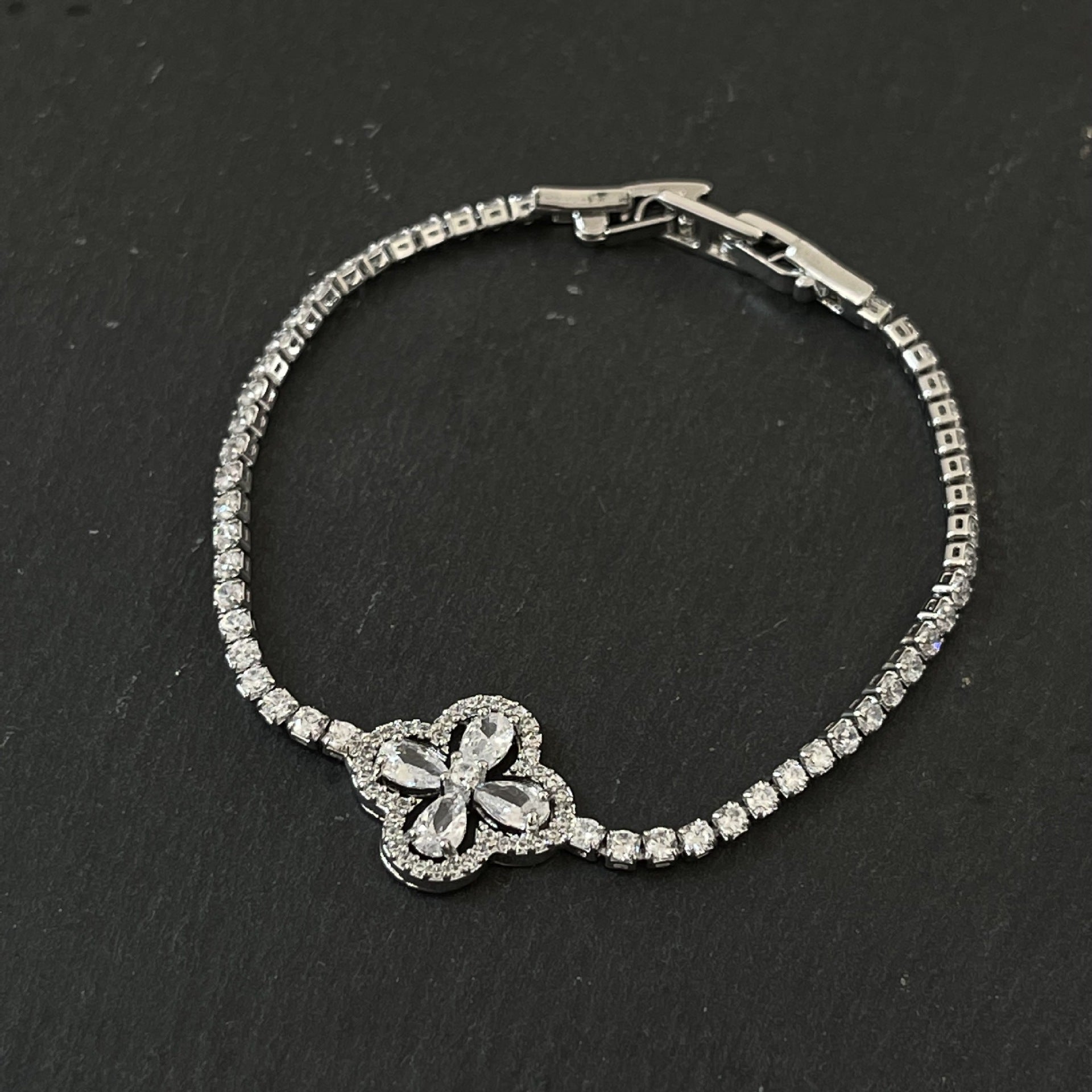 Mikro Bertatahkan Zirkon Kristal Empat Daun Semanggi Gelang Dapat Disesuaikan