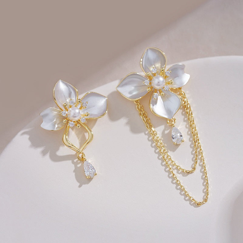 گوشواره کریستالی گل سفید نامتقارن گروه کوچک