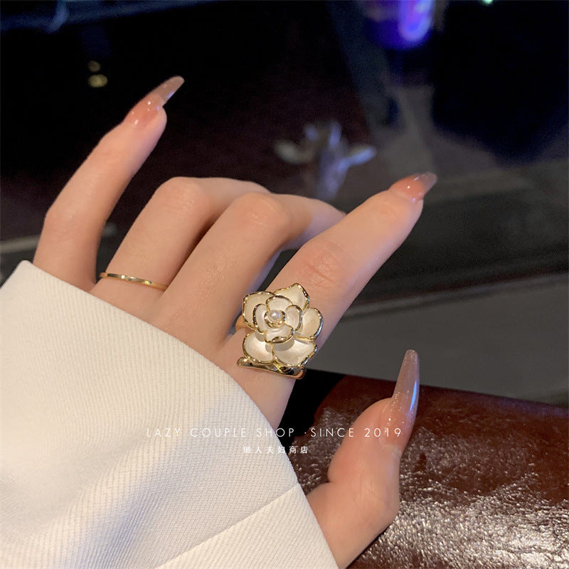 Nhẫn ngón trỏ hoa trà