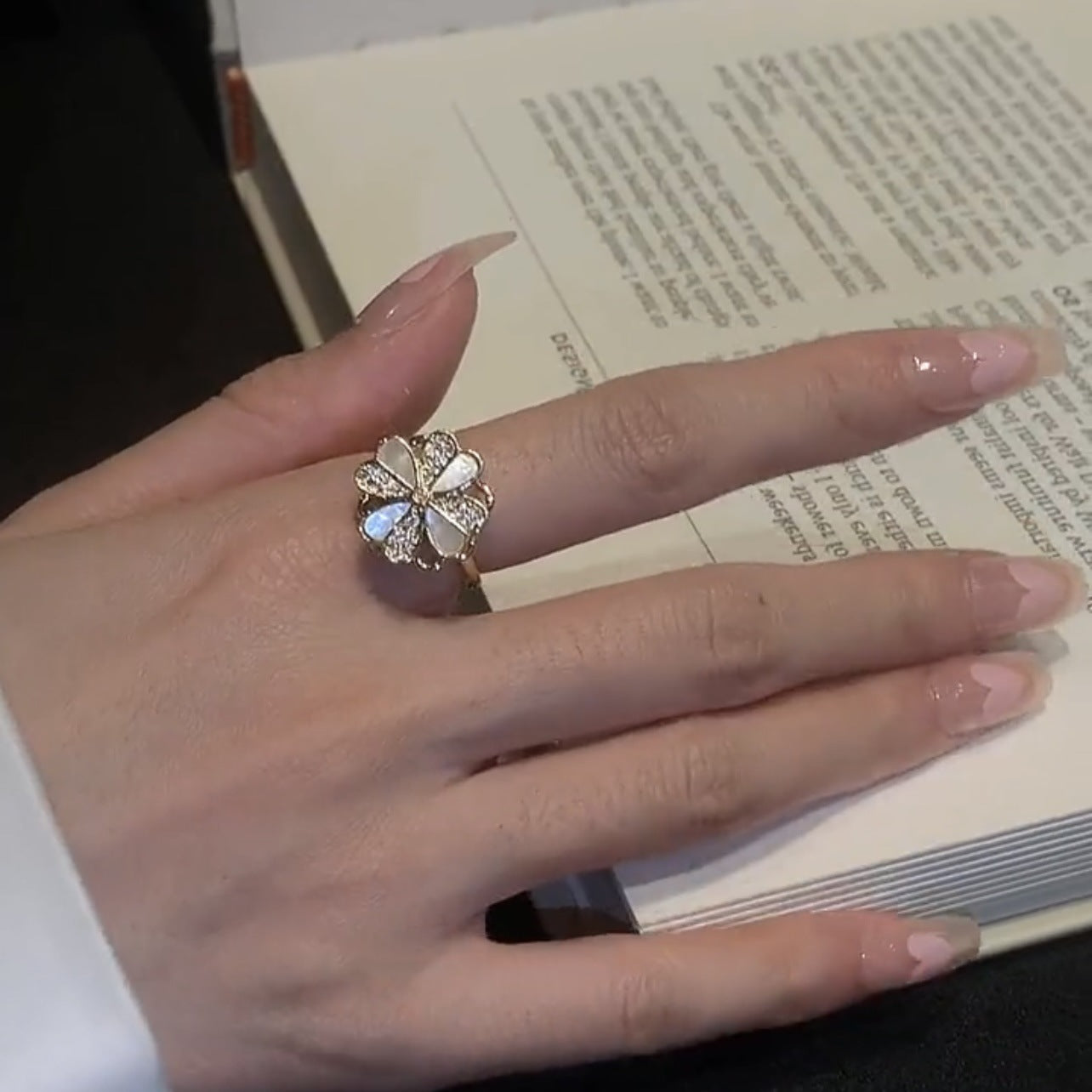 Rotatable four-leaf clover shell color matching ring