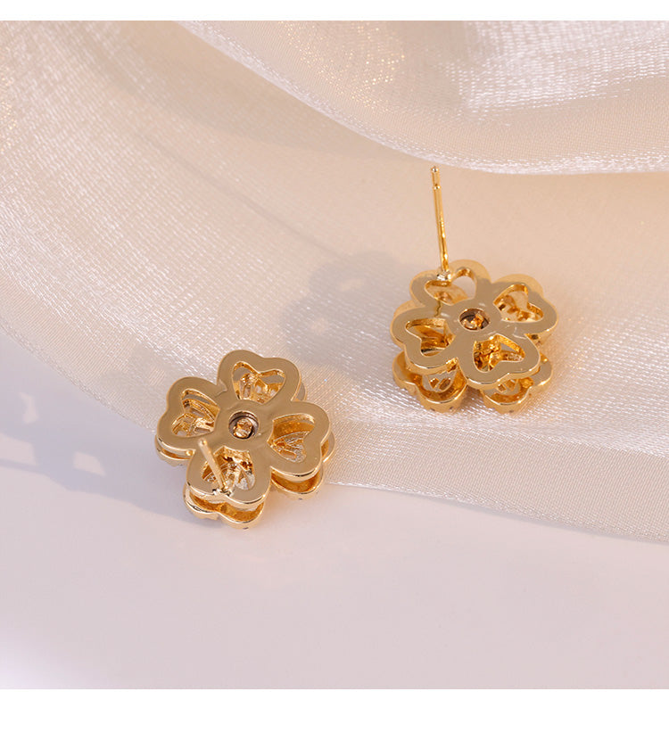 Anting semanggi empat daun betina yang dapat diputar